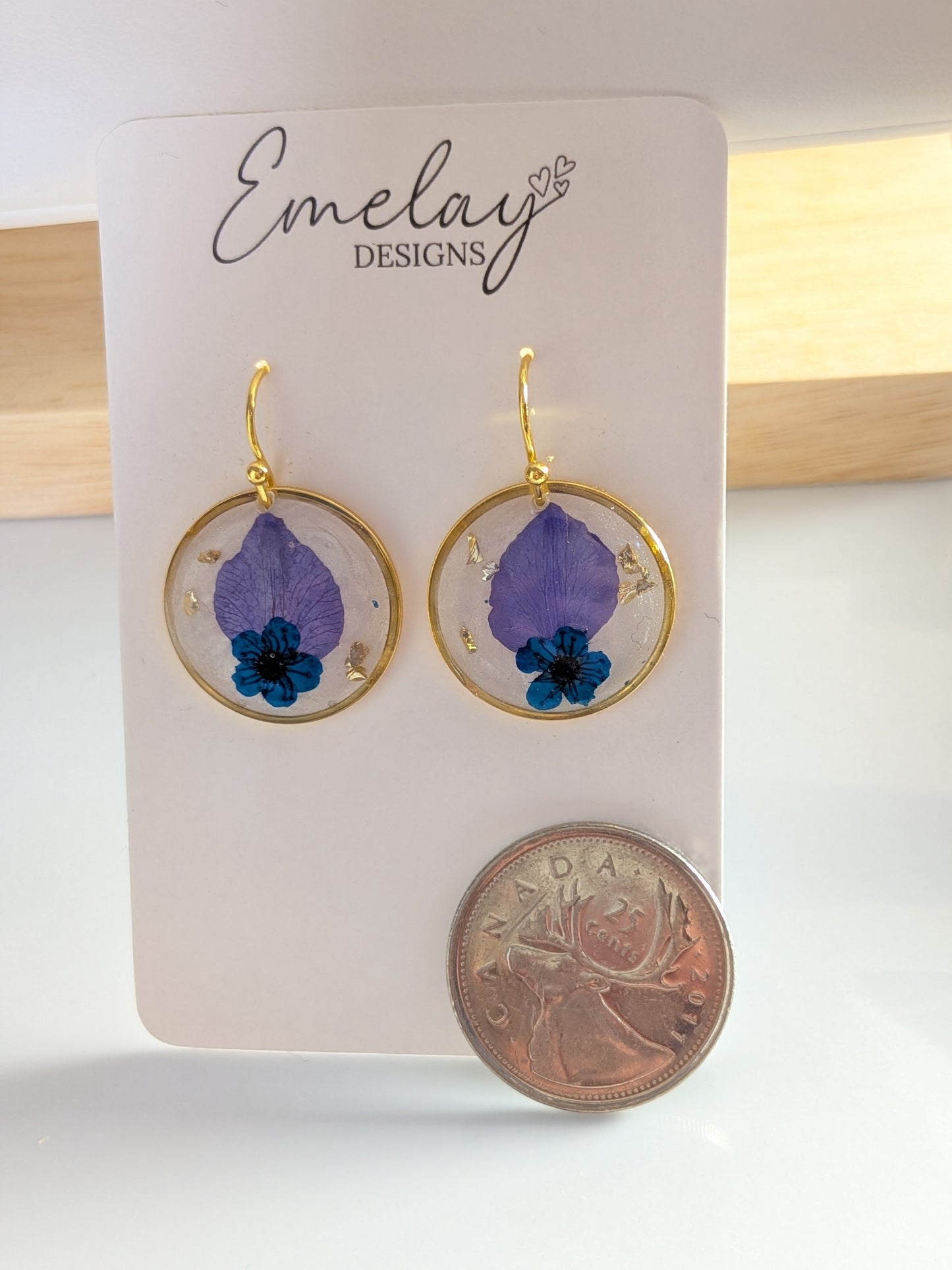 Floral pendants with white background earrings.